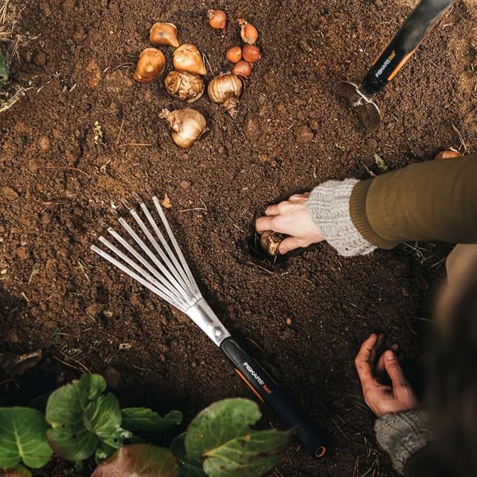 Fiskars Xact Hand Rake, Heavy Duty Gardening Hand Tool with Ergonomic Handle and Hanging Hole for Storage, Stainless Steel Head and Tines, Perfect for Maintaining a Raised Garden Bed